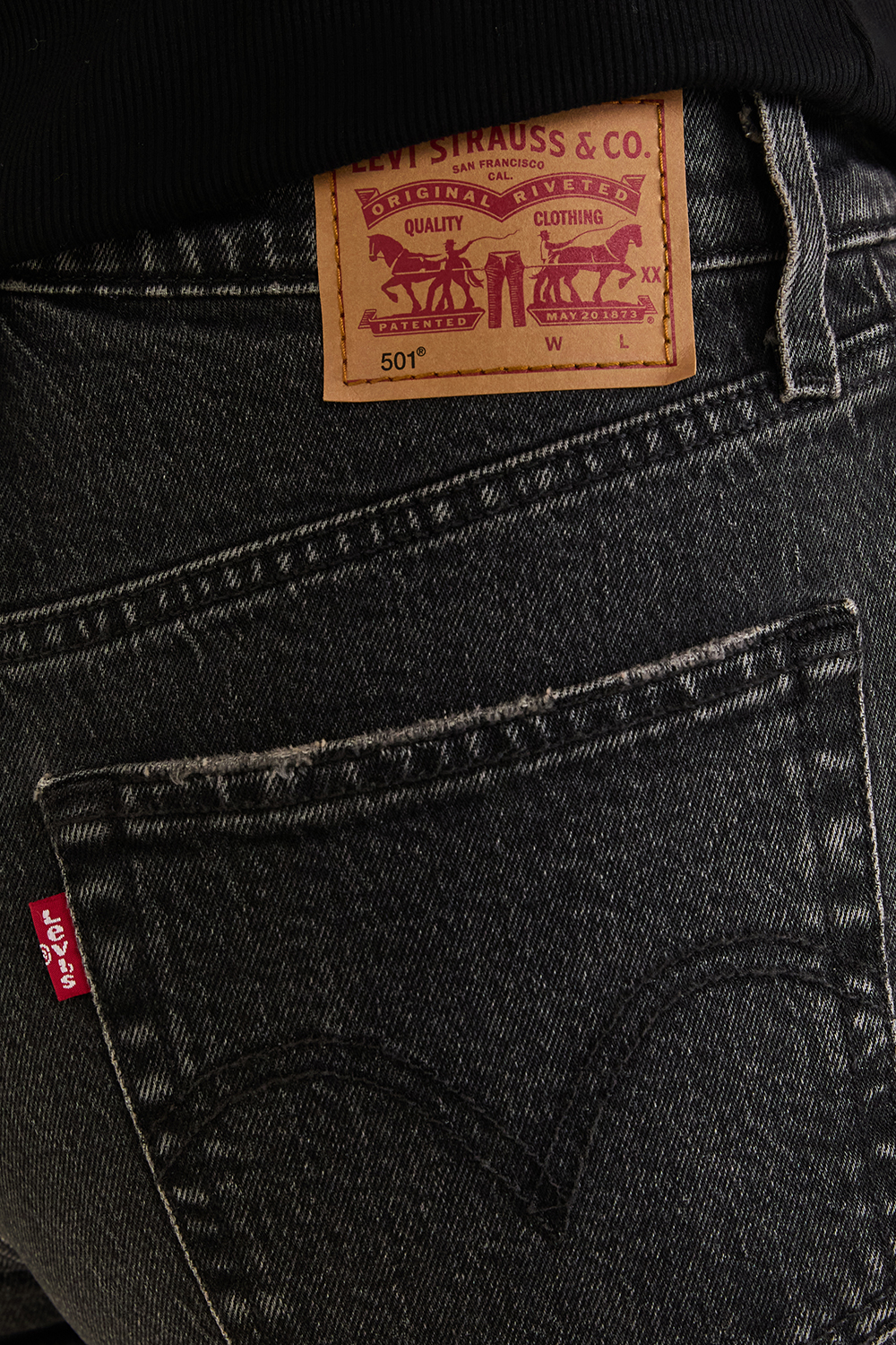 תמונת תקריב דוגמן של מכנסי ג'ינס בגזרת סקיני 501