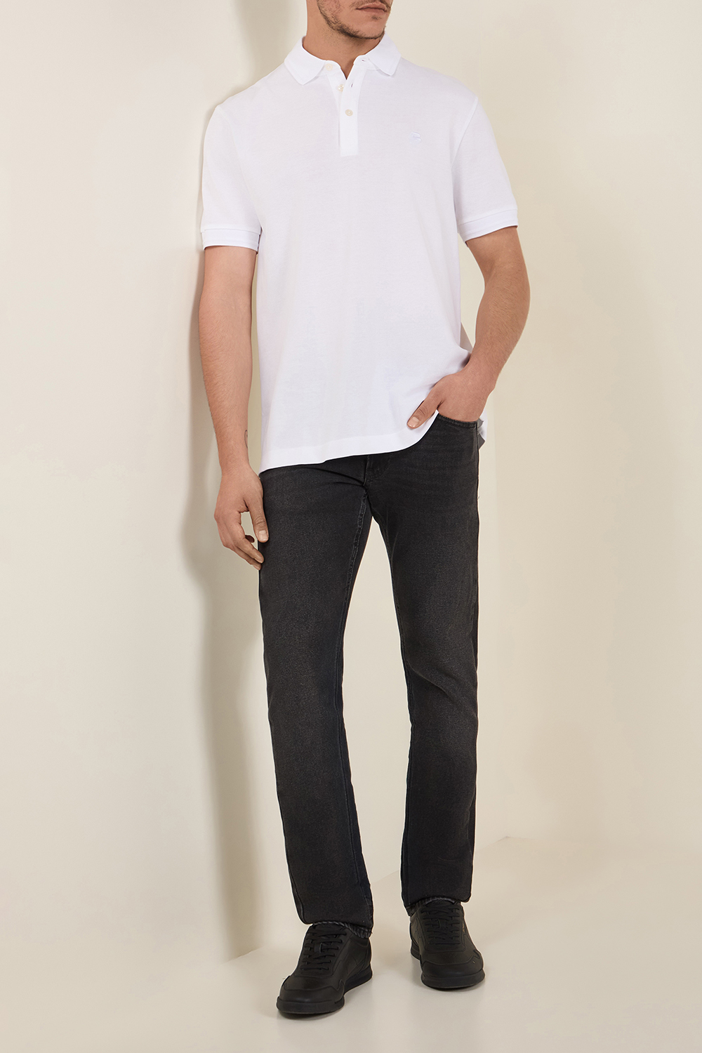 תמונת דוגמן קידמית של נעלי סניקרס