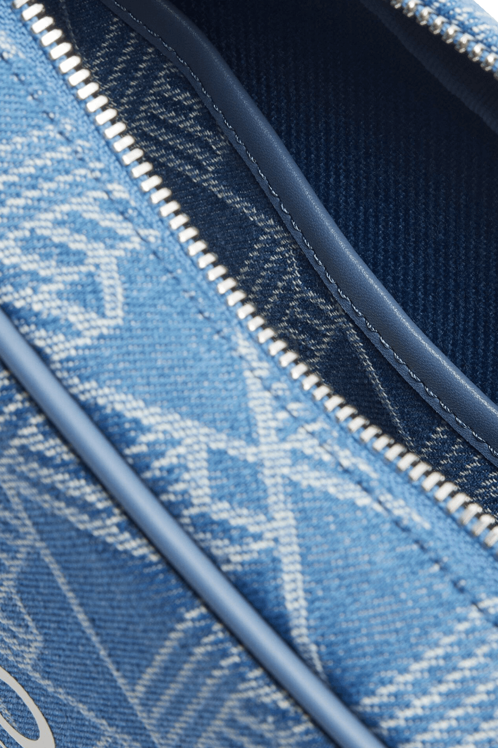 תמונת תקריב של תיק קרוסבודי