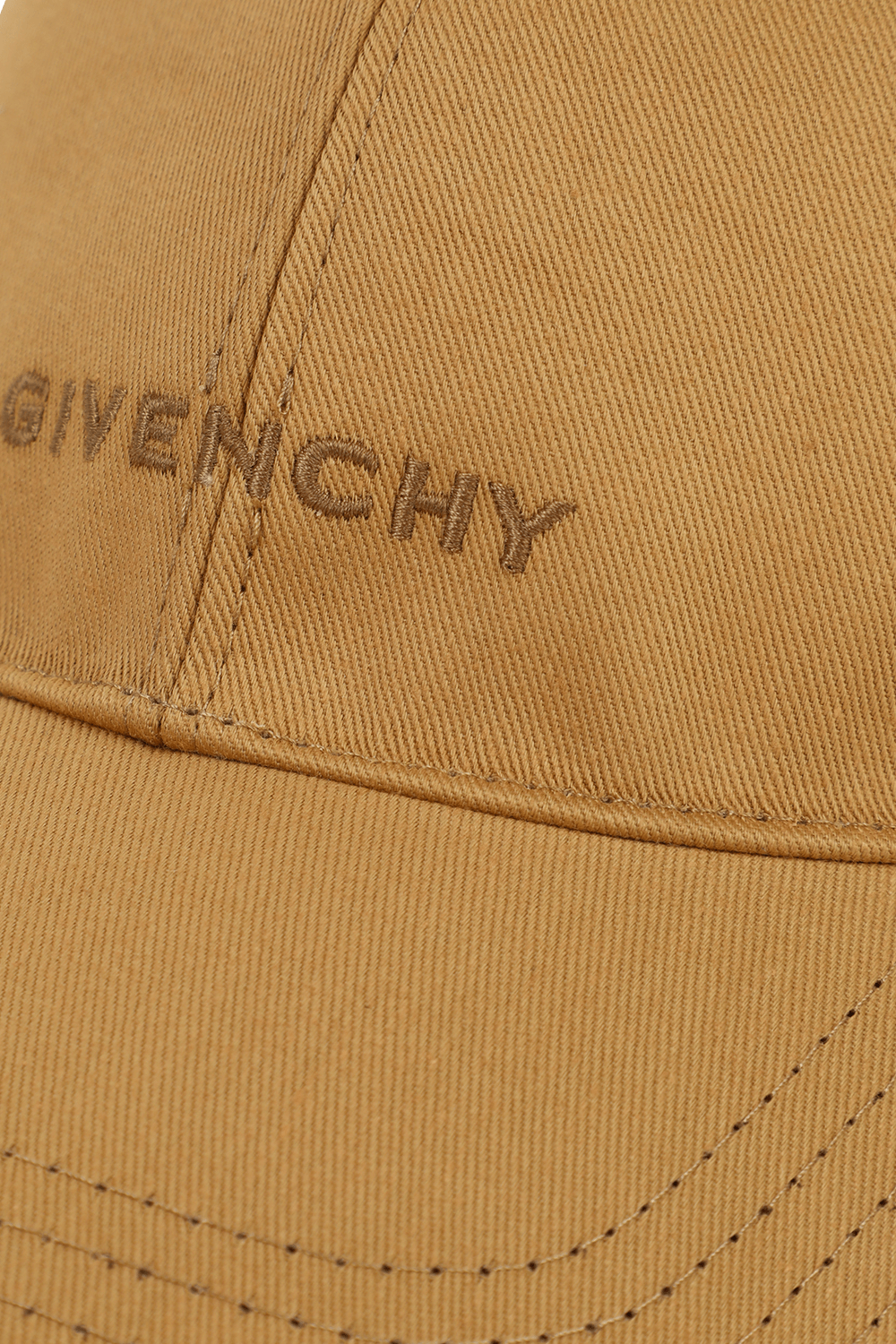 תמונת תקריב של כובע מצחייה עם לוגו רקום בגוון קאמל