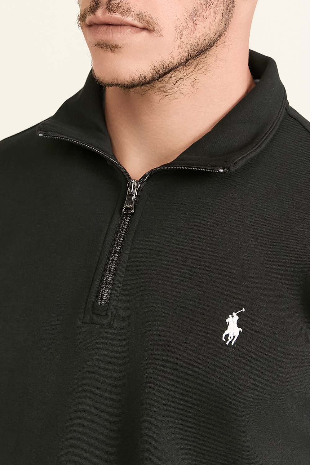 תמונת תקריב דוגמן של סווטשירט פולו