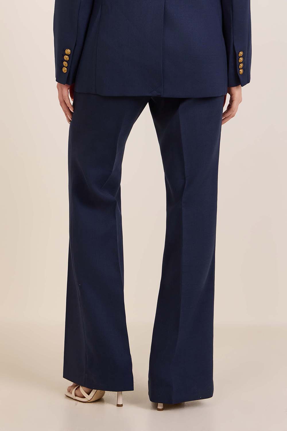 תמונת דוגמן אחורית של מכנסי חליפה מחוייטים