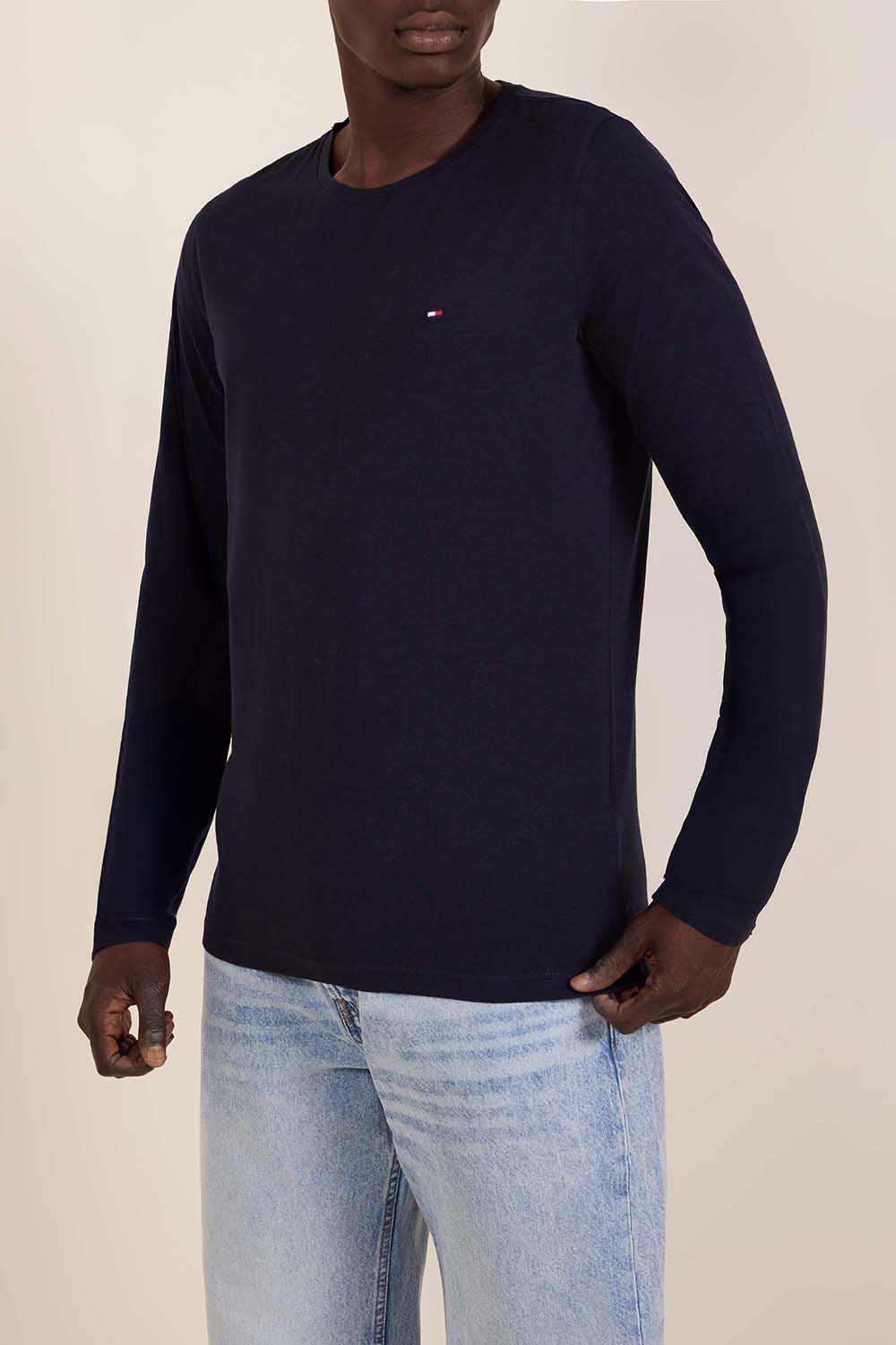 תמונת דוגמן קידמית של חולצת טי עם שרוולים ארוכים