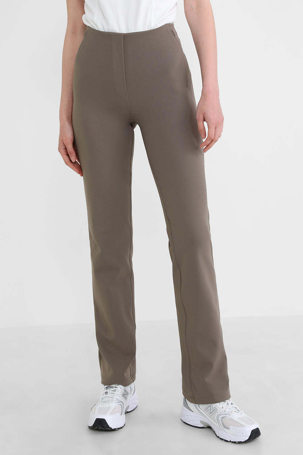 תמונת דוגמן קידמית של Pull-On High Rise Trousers