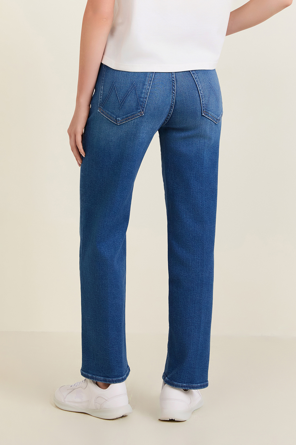 תמונת דוגמן אחורית של מכנסי ג'ינס בגזרה ישרה