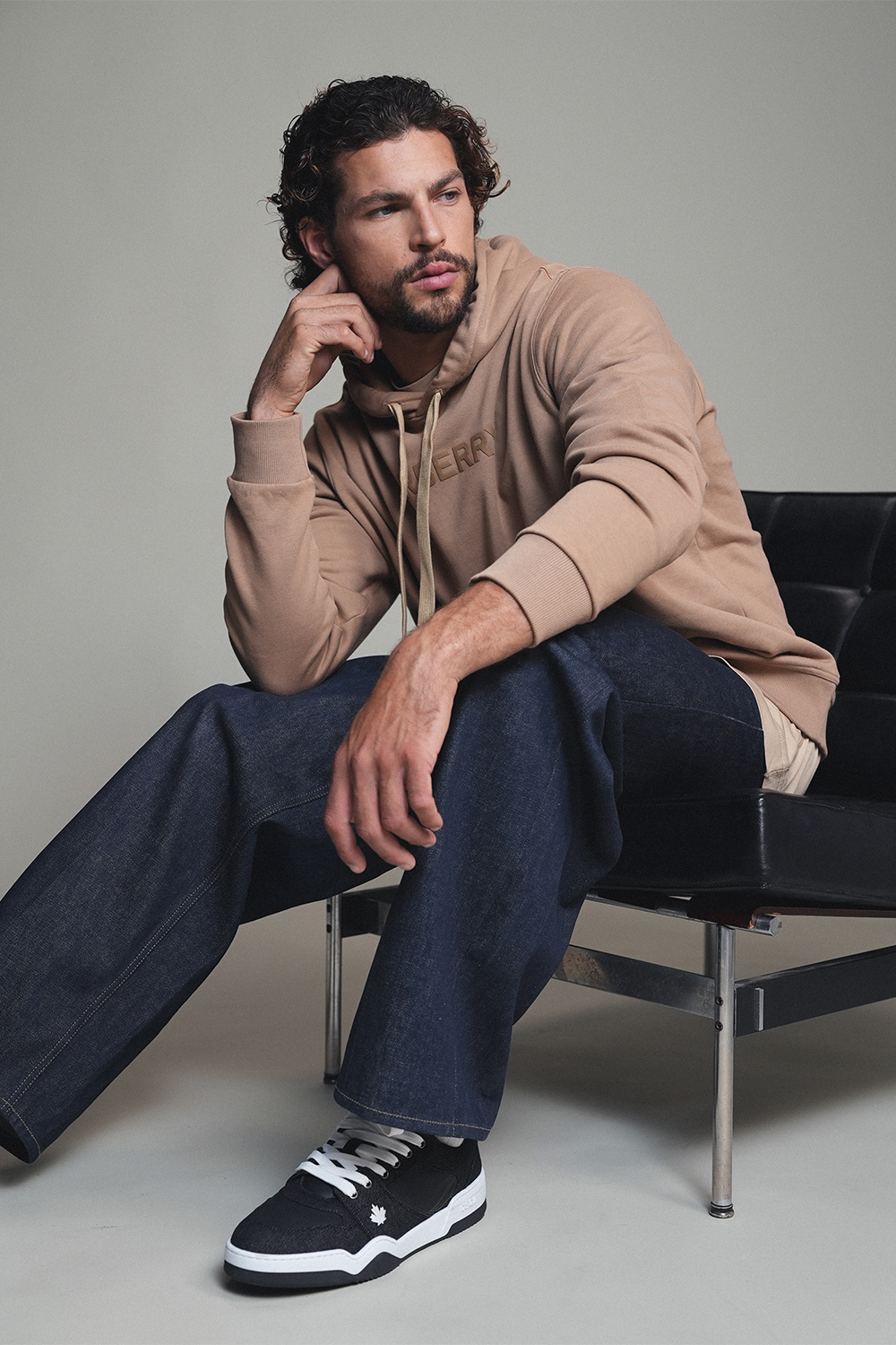 תמונת אווירה של סווטשירט קפוצ'ון