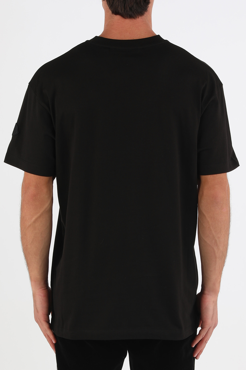 תמונת דוגמן אחורית של חולצת טי שחורה עם לוגו ניאון