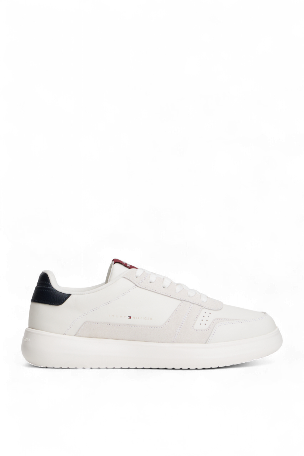 תמונה קידמית של נעלי סניקרס