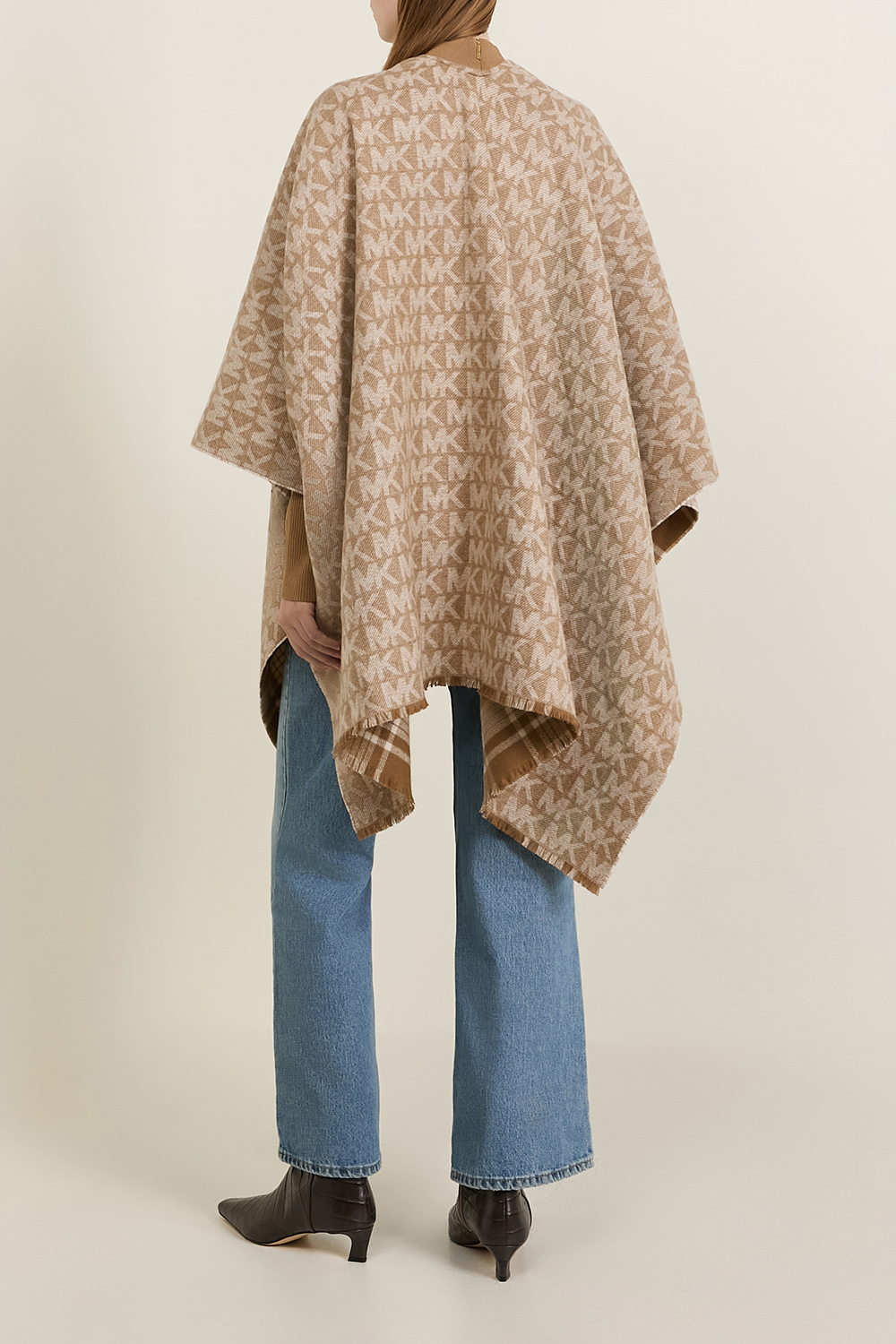 תמונת תקריב דוגמן של פונצ'ו צמר דו צדדי