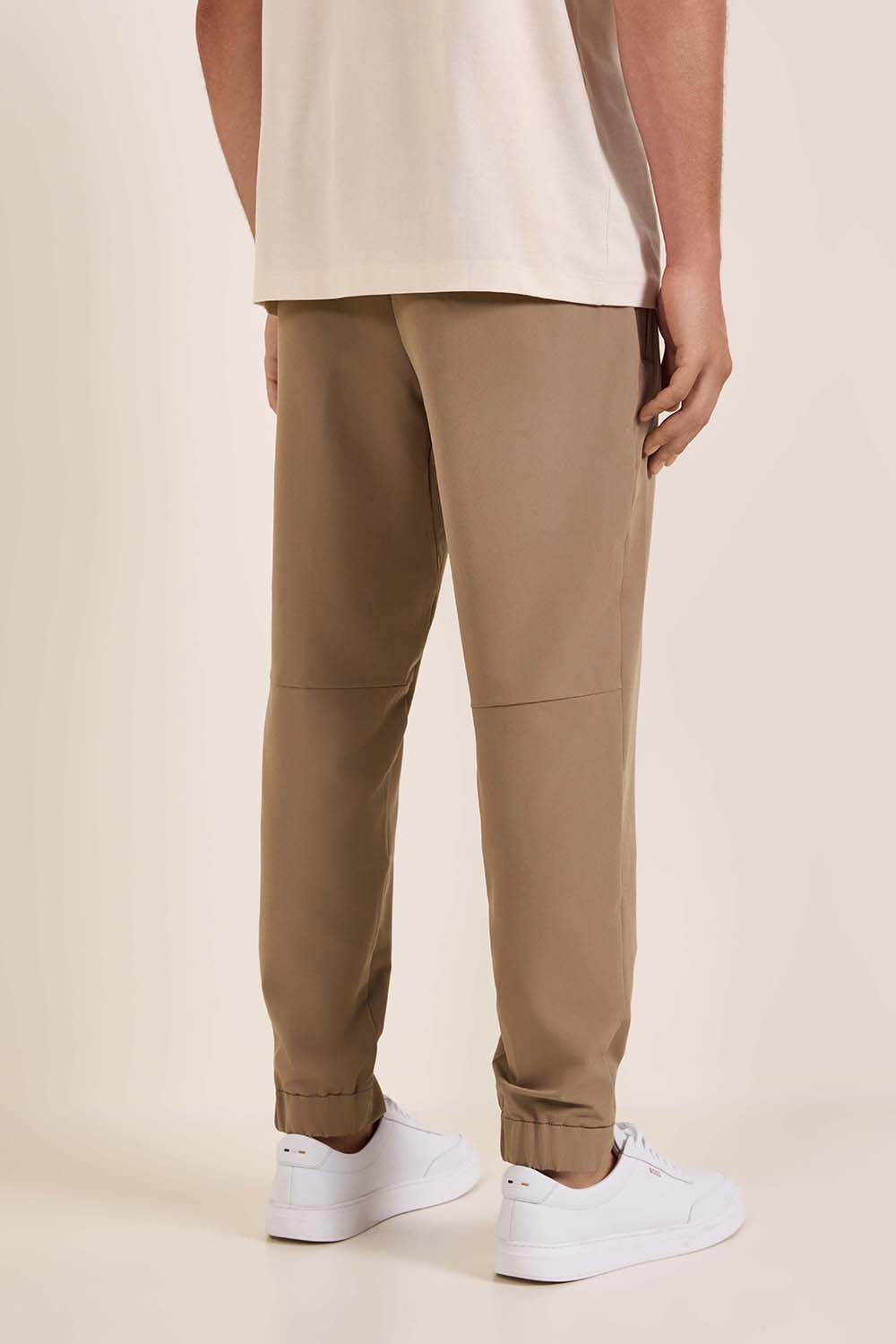 תמונת דוגמן אחורית של מכנסיים צרים