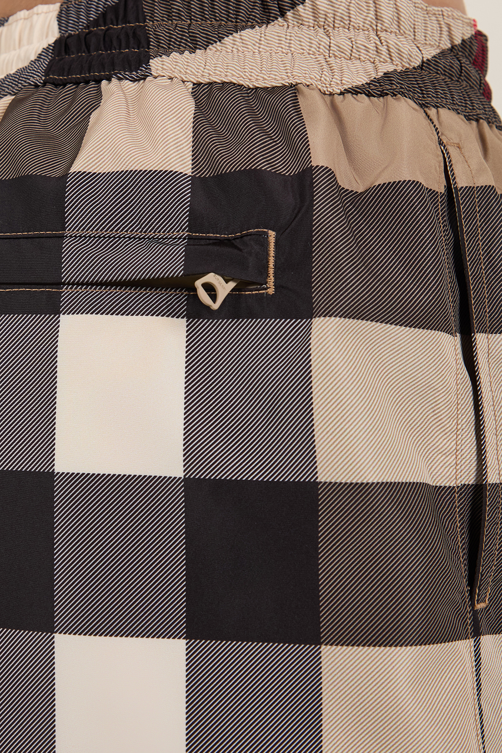 תמונת תקריב דוגמן של מכנסי בגד ים