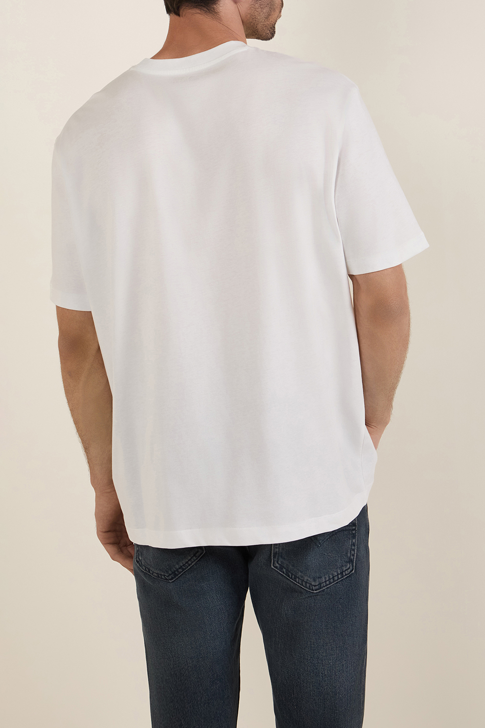 תמונת דוגמן אחורית של חולצת טי