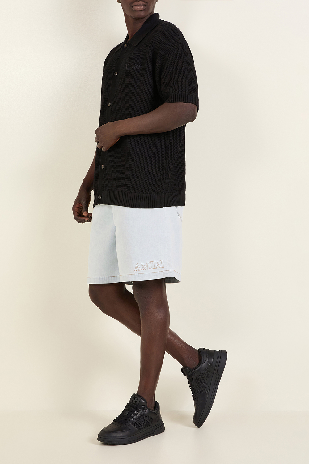 תמונת דוגמן קידמית של נעלי סניקרס