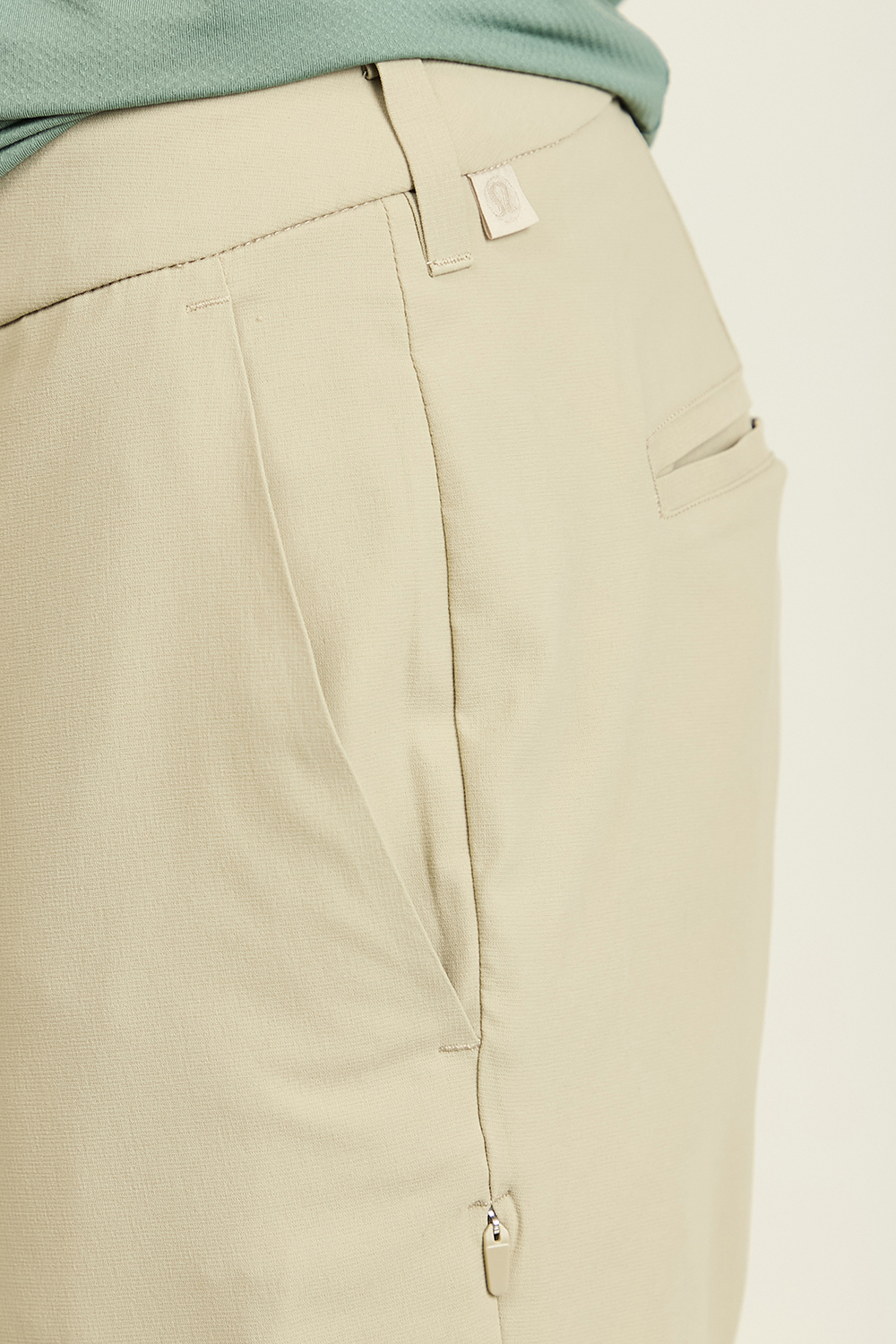 תמונת תקריב דוגמן של ABC Slim-Fit Golf Trouser 32"L