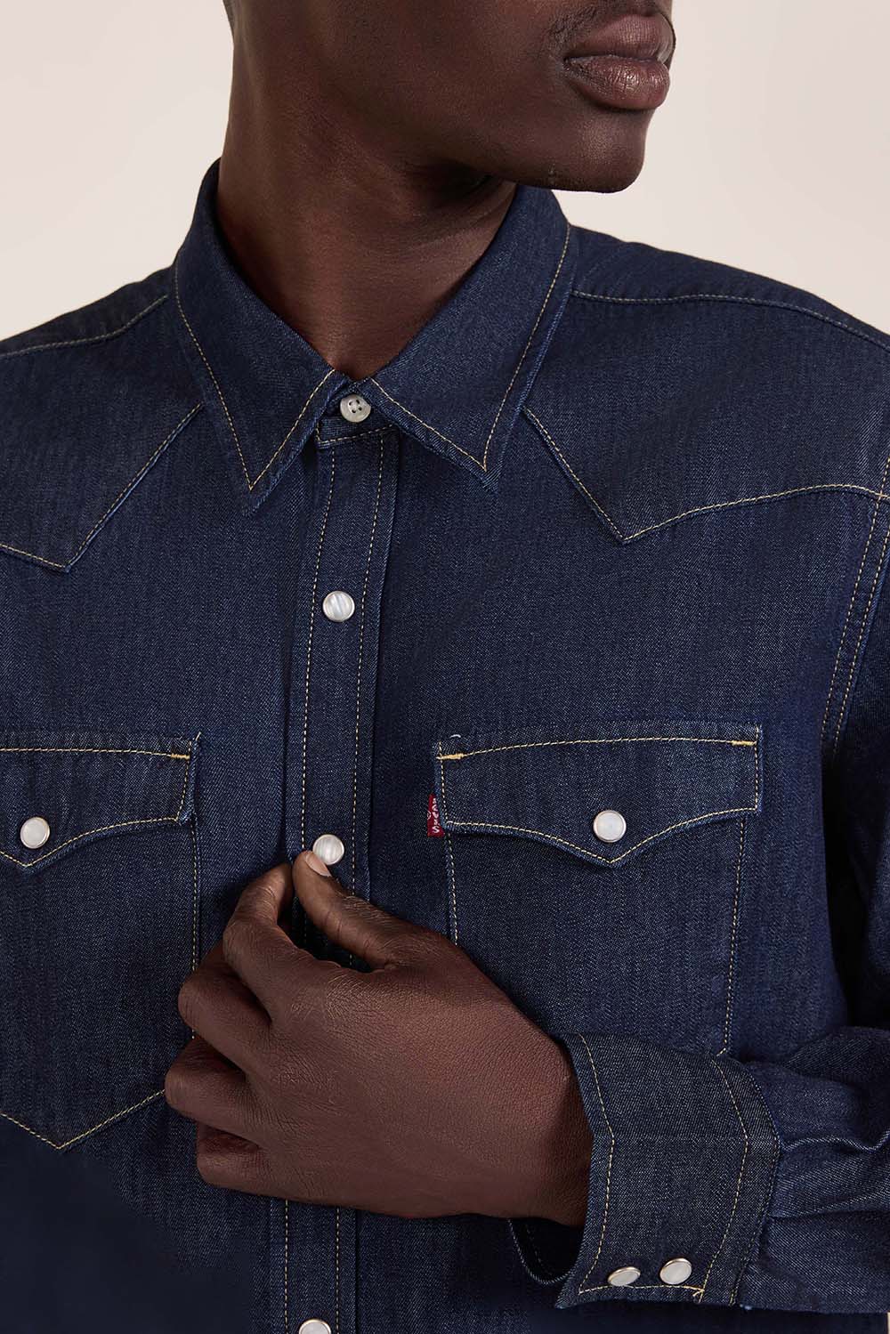 תמונת תקריב דוגמן של חולצה מכופתרת