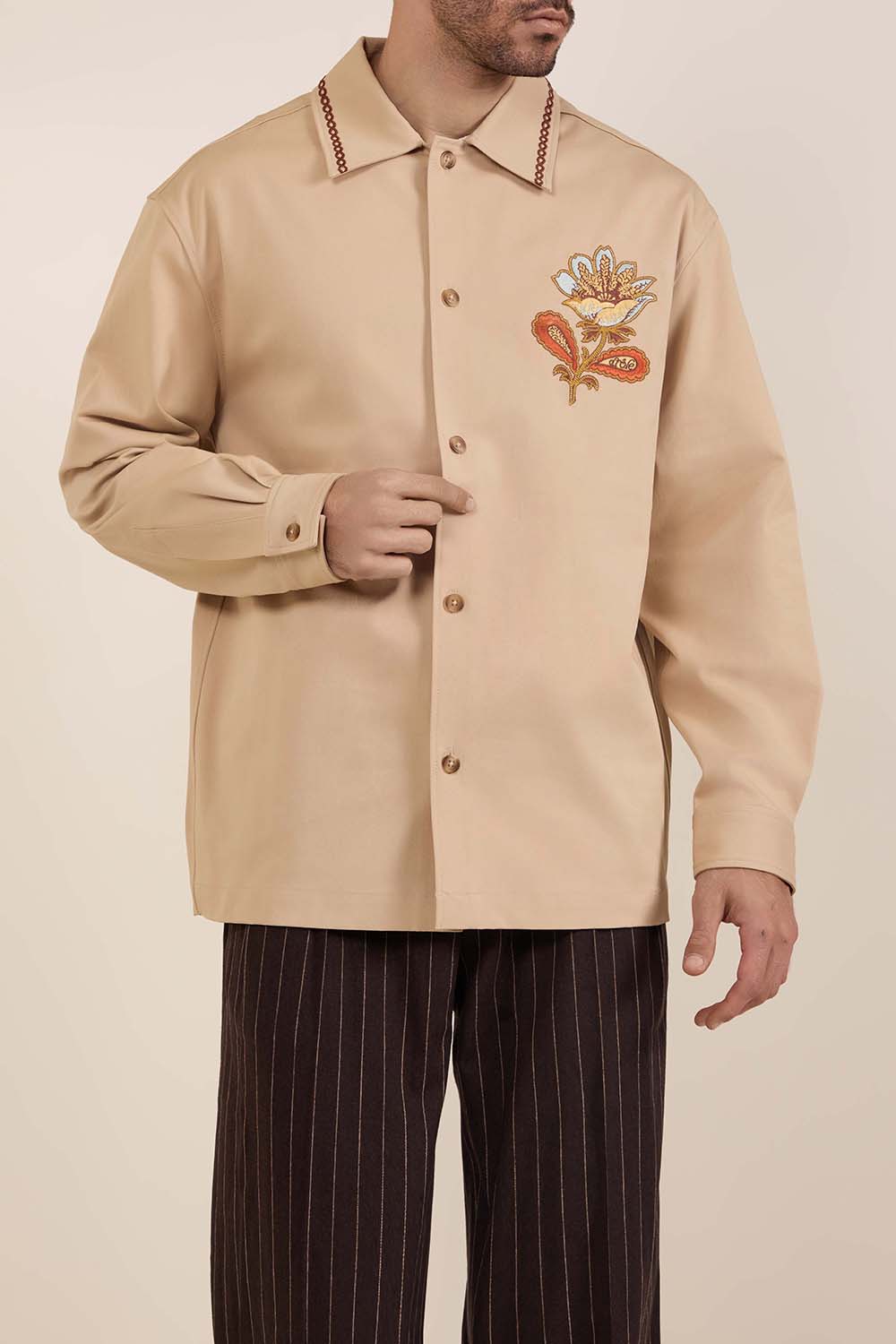 תמונת דוגמן קידמית של חולצה מכופתרת