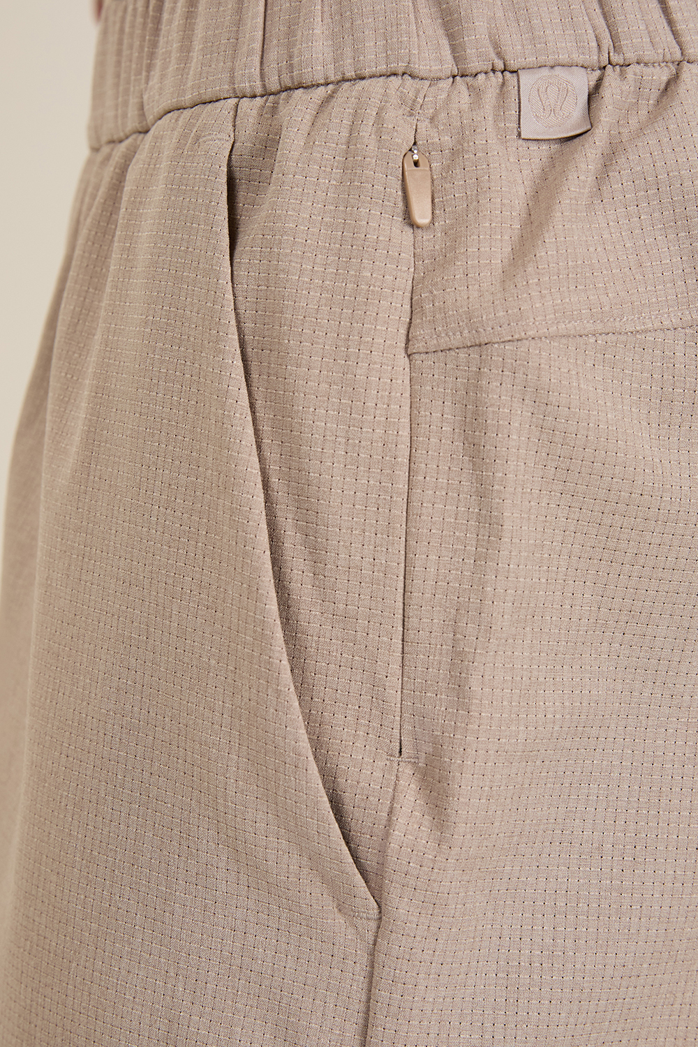 תמונת תקריב דוגמן של ABC WovenAir Pull-On Short 5