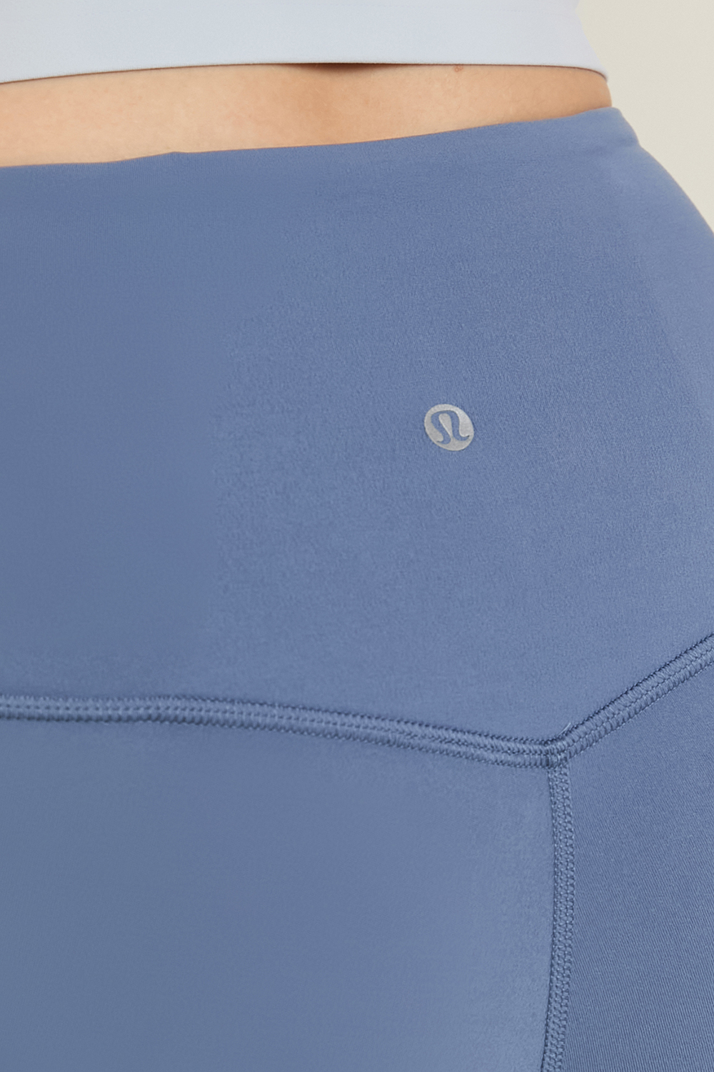 תמונת תקריב דוגמן של Align&trade; Mini-Flare Pant *Regular