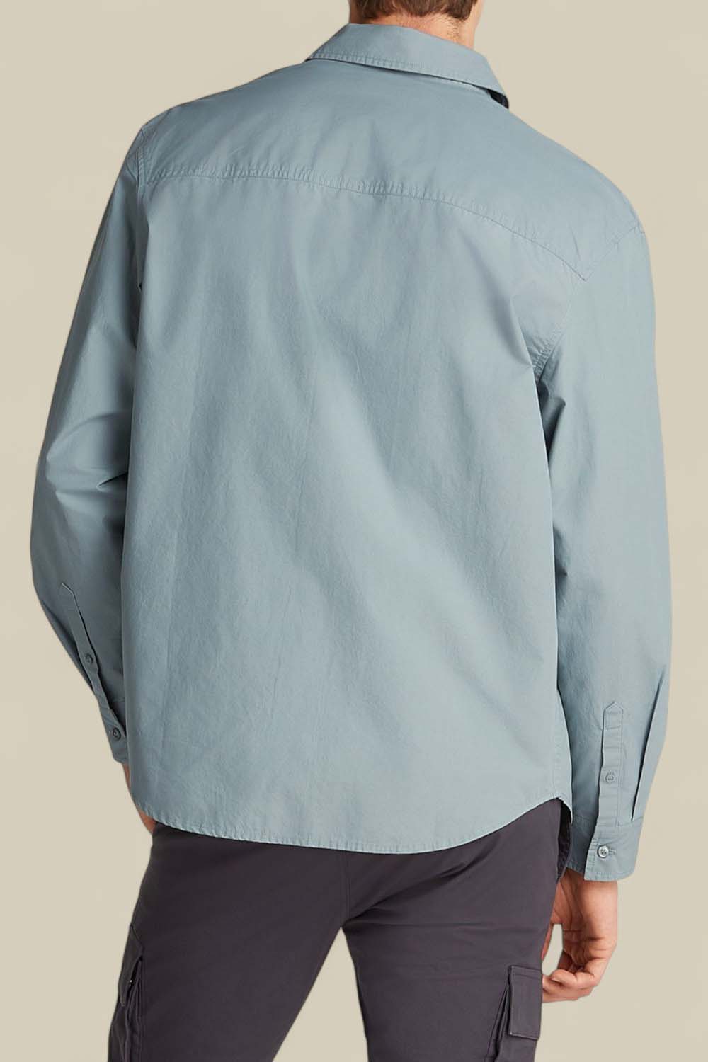 תמונת דוגמן אחורית של חולצה מכופתרת