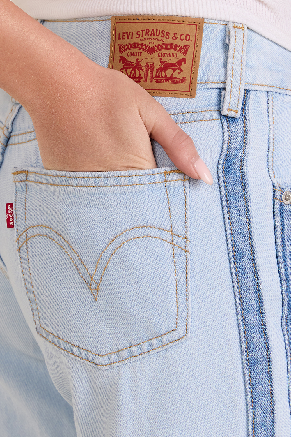 תמונת תקריב דוגמן של מכנסי ג'ינס בגזרה ישרה