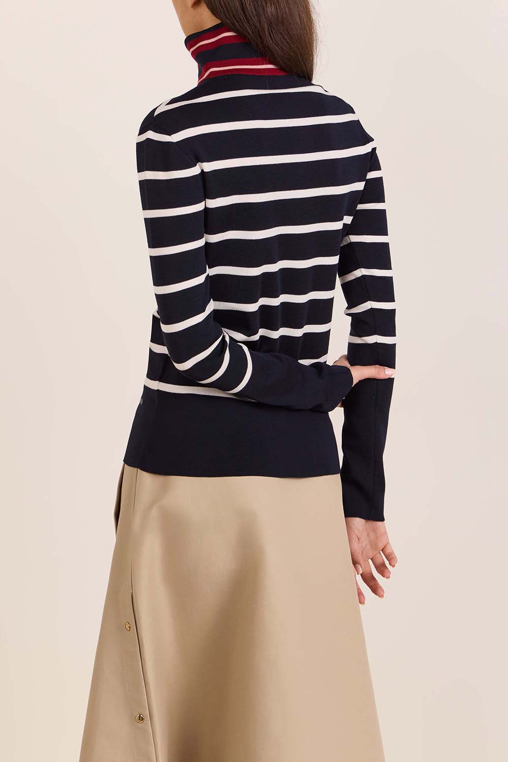 תמונת דוגמן אחורית של סוודר צמר