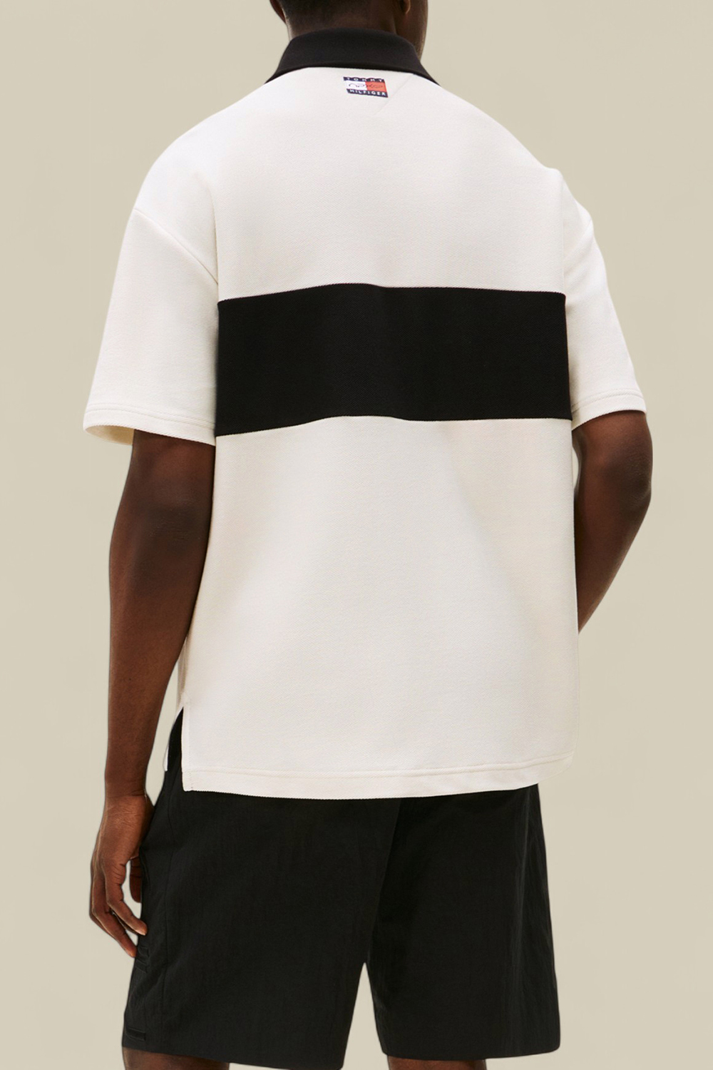 תמונת דוגמן אחורית של טומי הילפיגר X סרט פורמולה 1 חולצת פולו