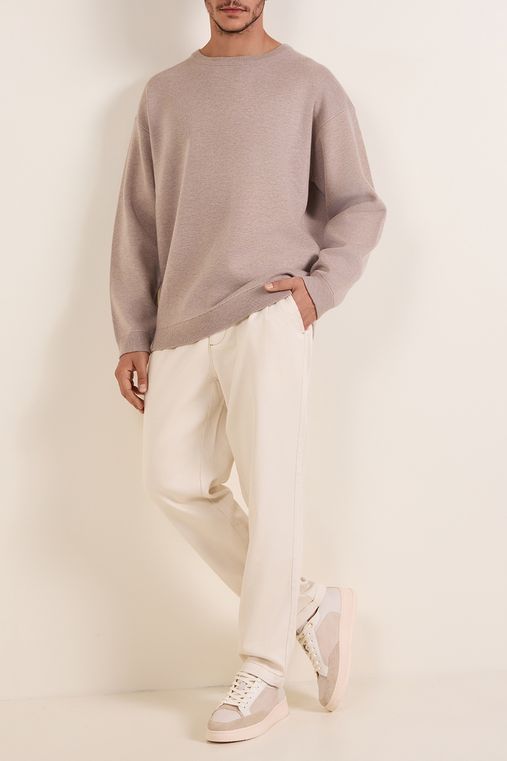 תמונת דוגמן קידמית של נעלי סניקרס