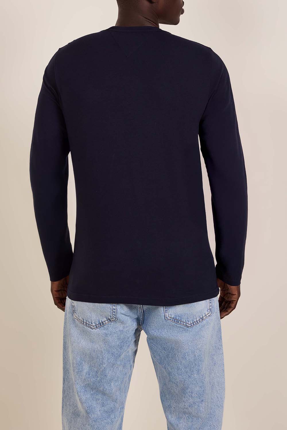 תמונת דוגמן אחורית של חולצת טי עם שרוולים ארוכים