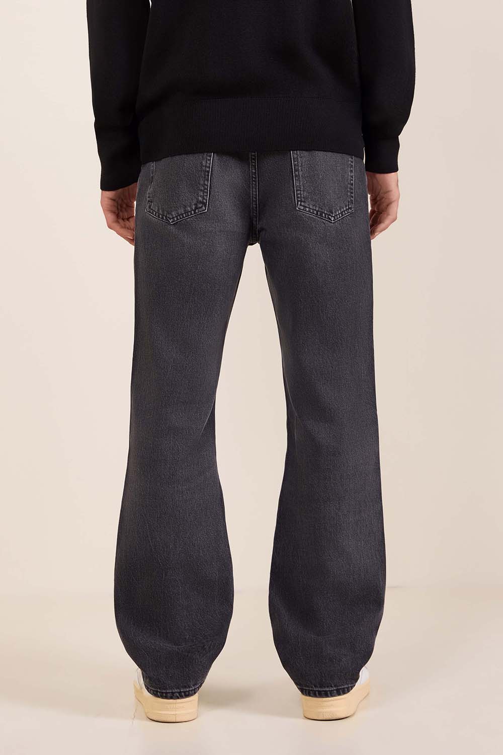 תמונת דוגמן אחורית של מכנסי ג'ינס בגזרה משוחררת