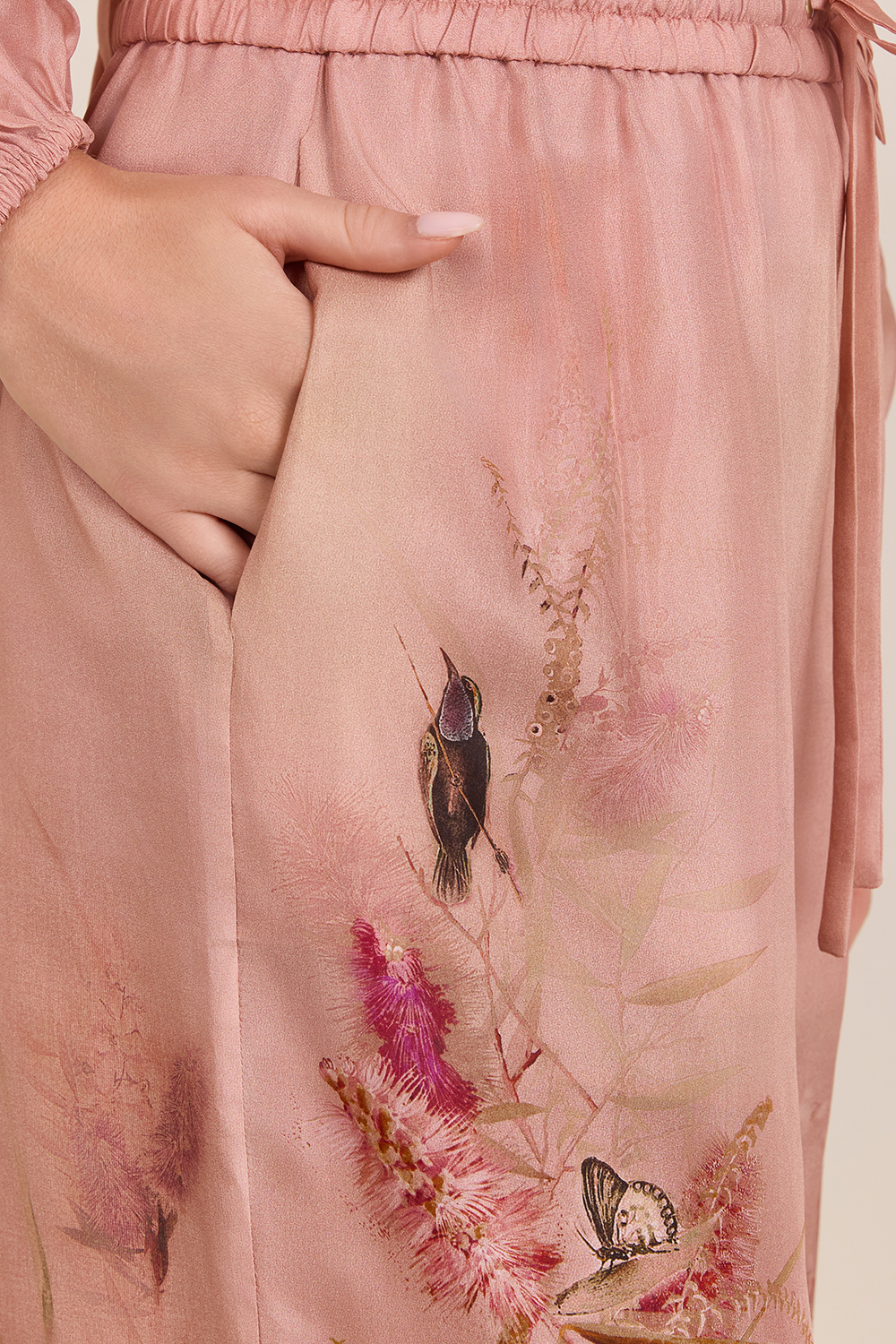 תמונת תקריב דוגמן של מכנסי משי רחבים