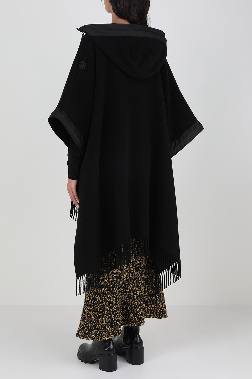 תמונת דוגמן אחורית של שכמייה מצמר