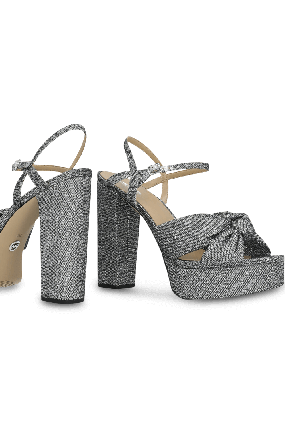 תמונת תקריב של נעלי עקב פלטפורמה ג'וסי