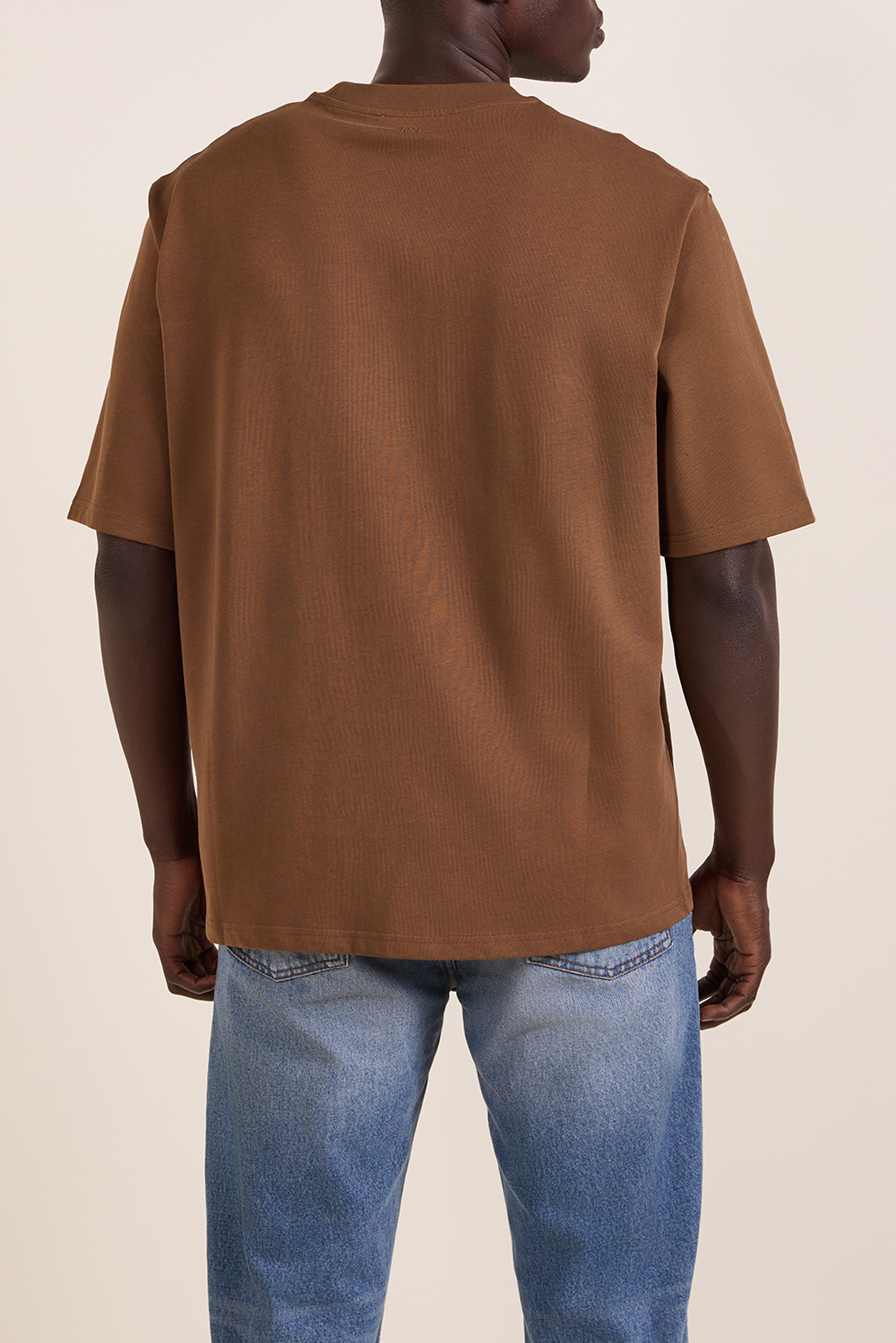 תמונת דוגמן אחורית של חולצת טי