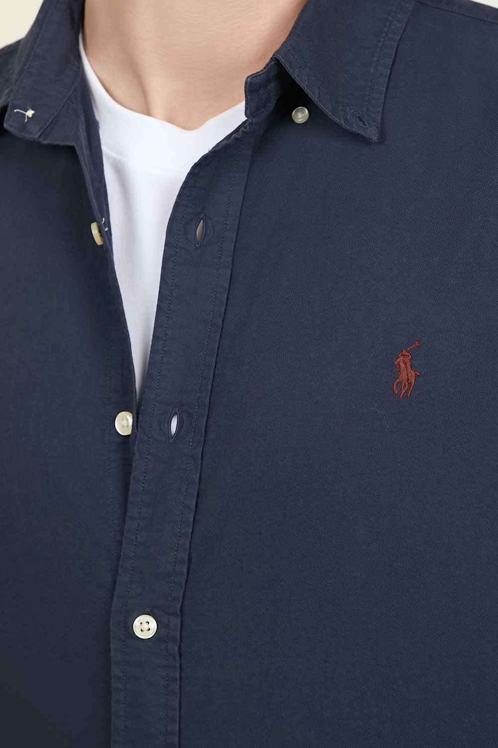 תמונת תקריב דוגמן של חולצה מכופתרת מכותנה