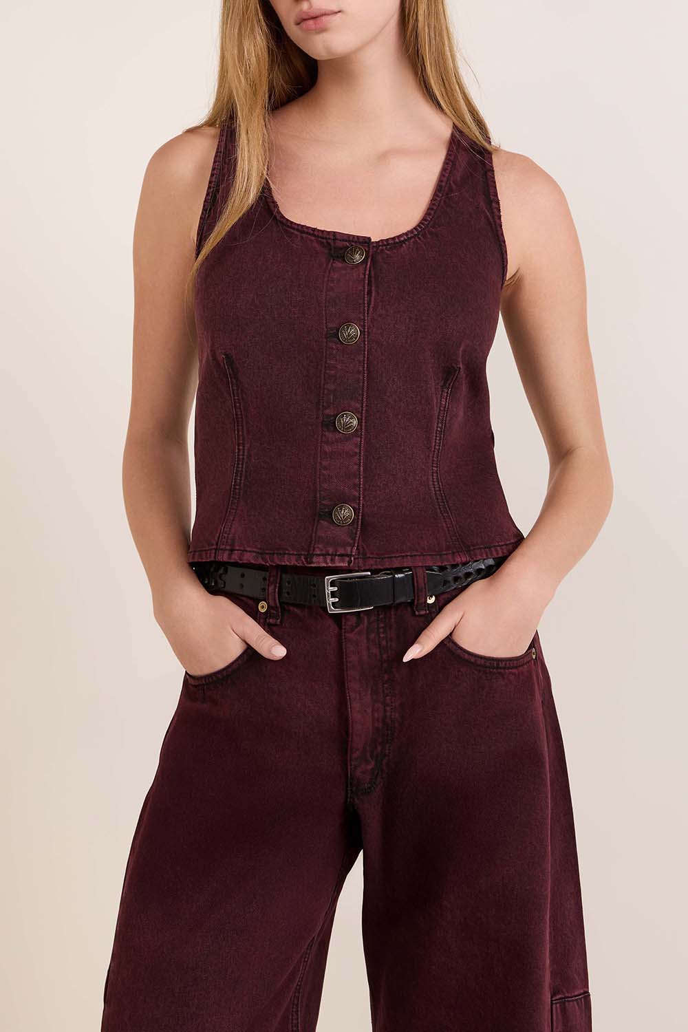 תמונת דוגמן קידמית של טופ ג'ינס