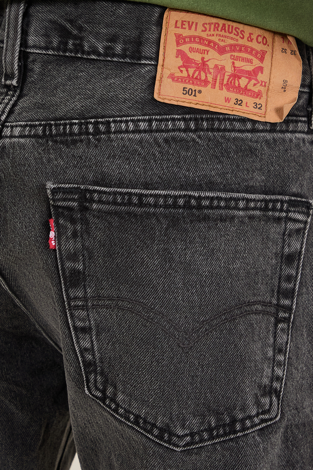 תמונת תקריב דוגמן של מכנסי ג'ינס 501 בגזרה ישרה