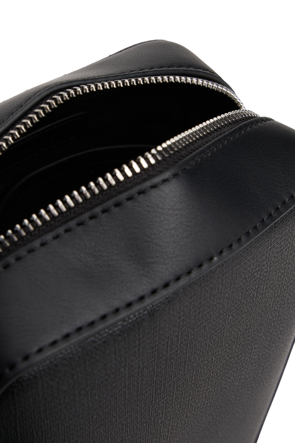 תמונת תקריב של תיק צד ריפורטר