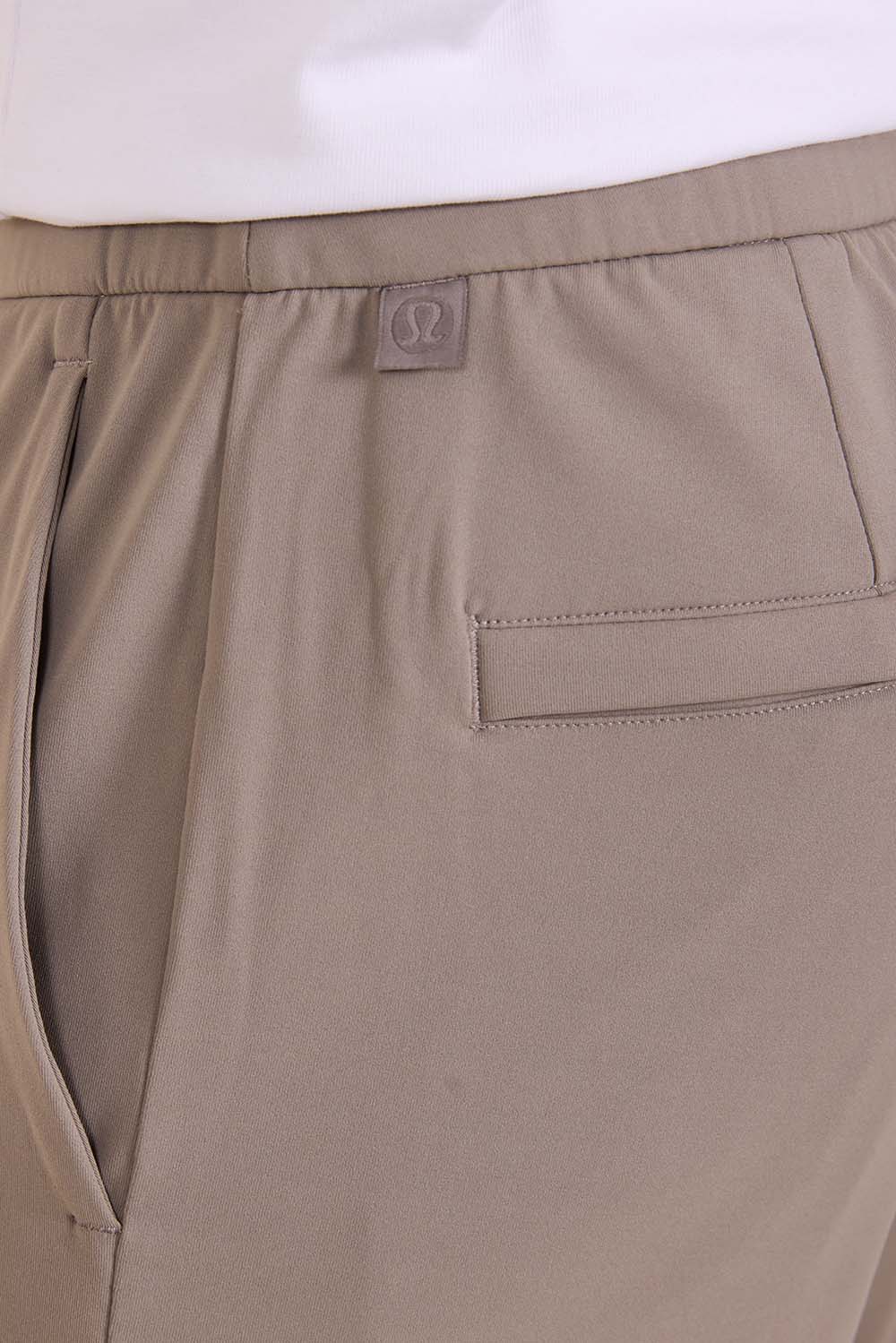 תמונת תקריב דוגמן של Men's Daydrift Classic-Fit Trouser Regular