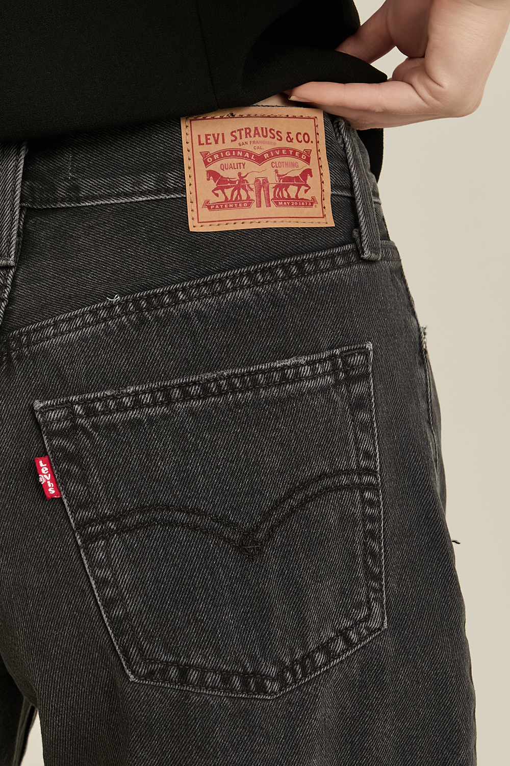 תמונת תקריב דוגמן של מכנסי ג'ינס קצרים באגי 94