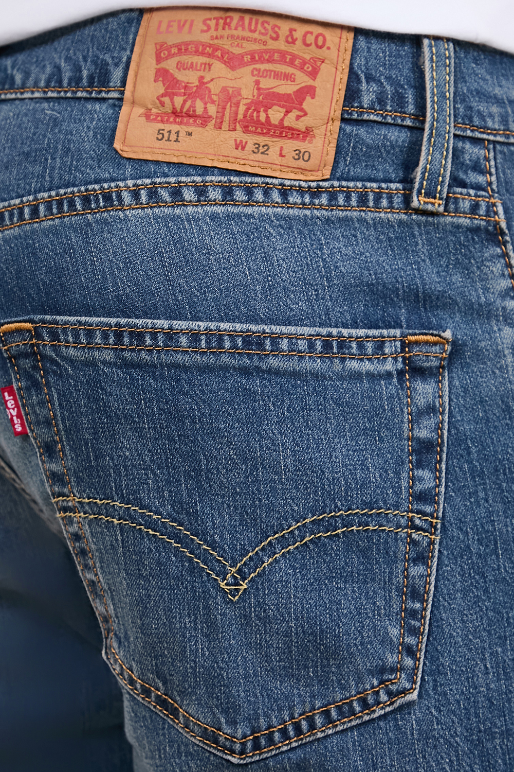 תמונת תקריב דוגמן של מכנסי סלים ג'ינס 511