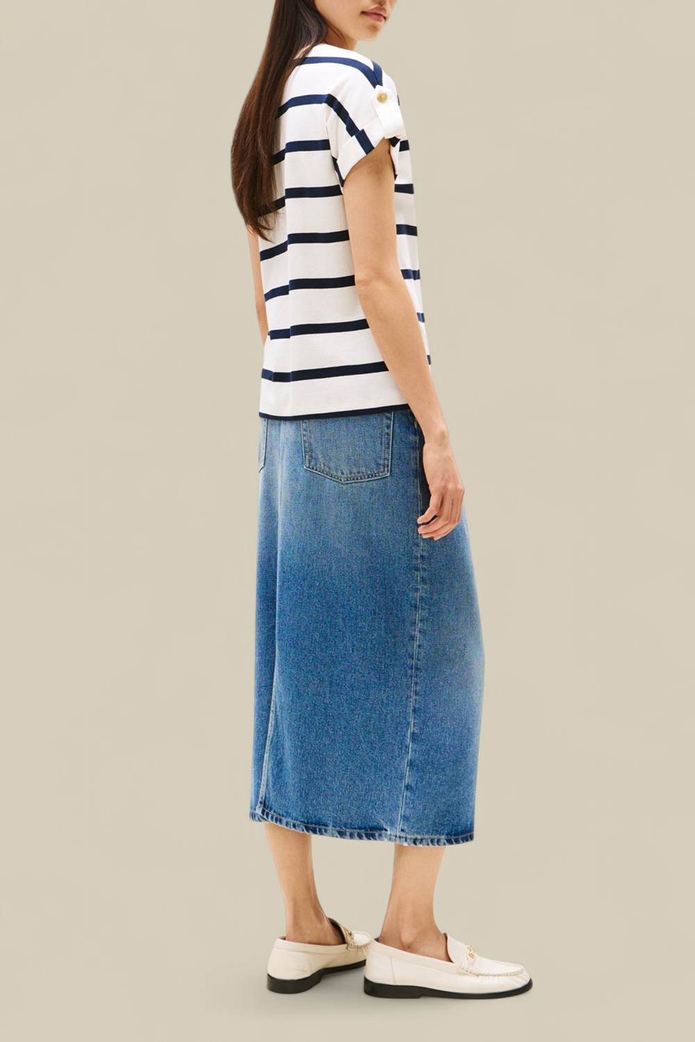 תמונת דוגמן אחורית של חולצת טי עם כפתור זהוב