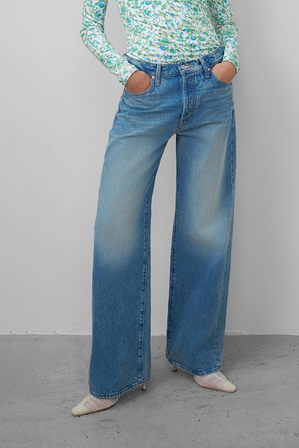 תמונת דוגמן קידמית של מכנסי ג'ינס אוברסייז בגזרה ישרה