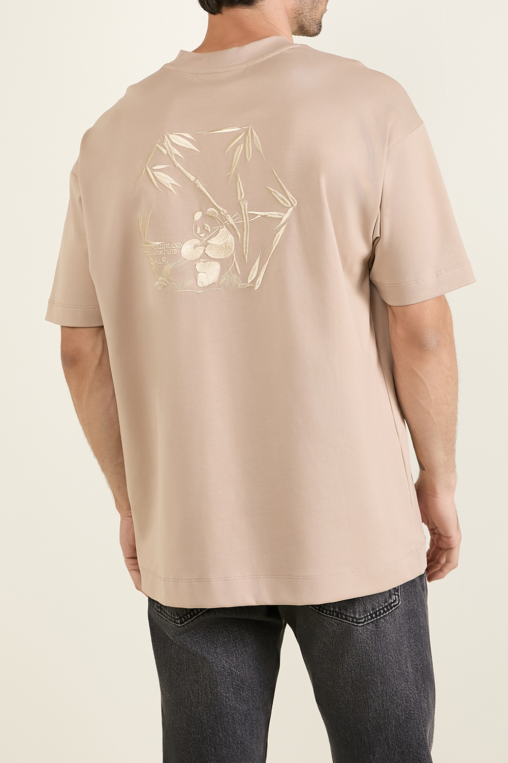 תמונת דוגמן אחורית של חולצת טי אוברסייז