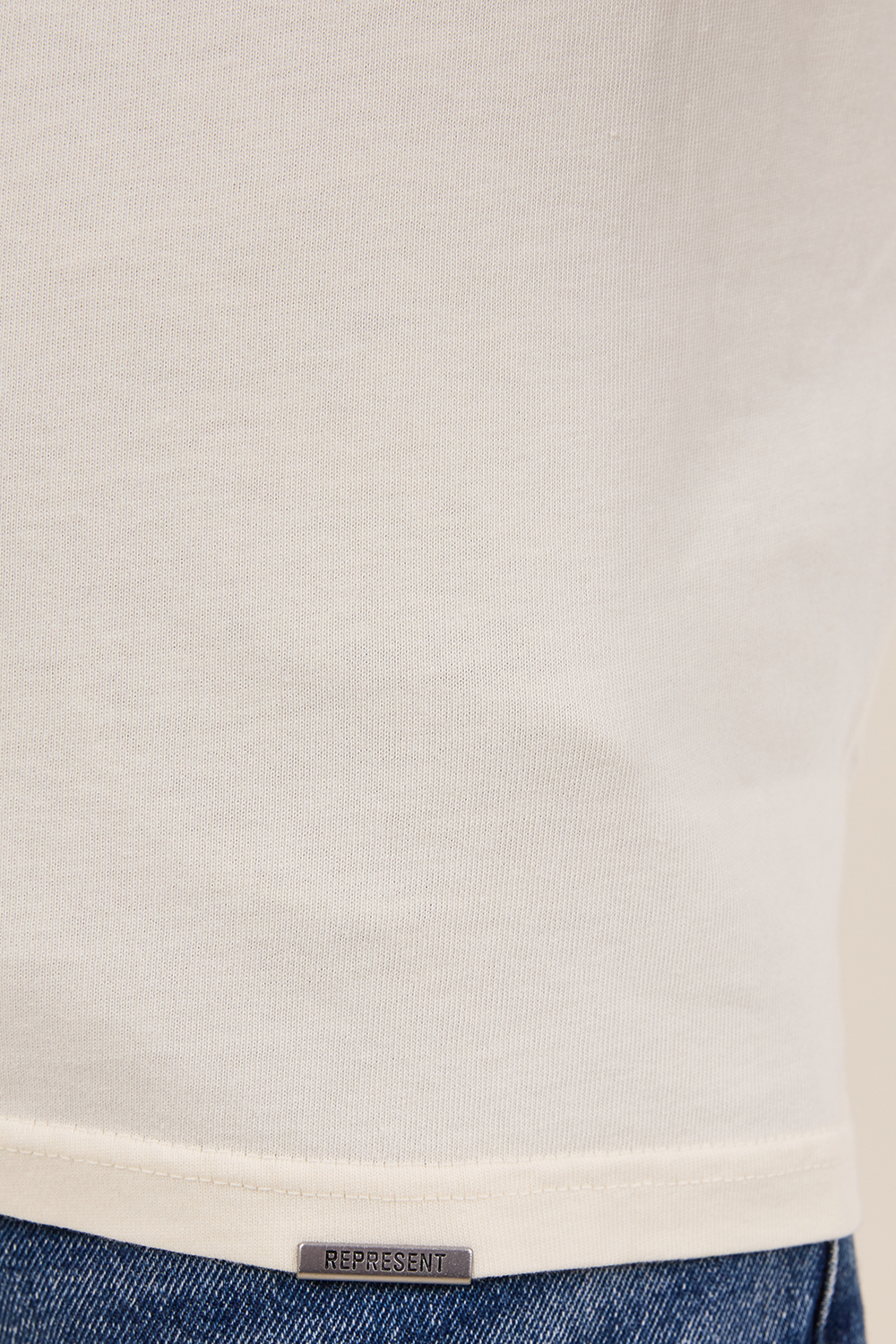 תמונת דוגמן אחורית של חולצת טי