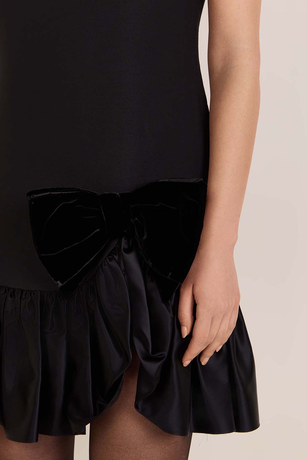 תמונת תקריב דוגמן של שמלת מיני מצמר ומשי