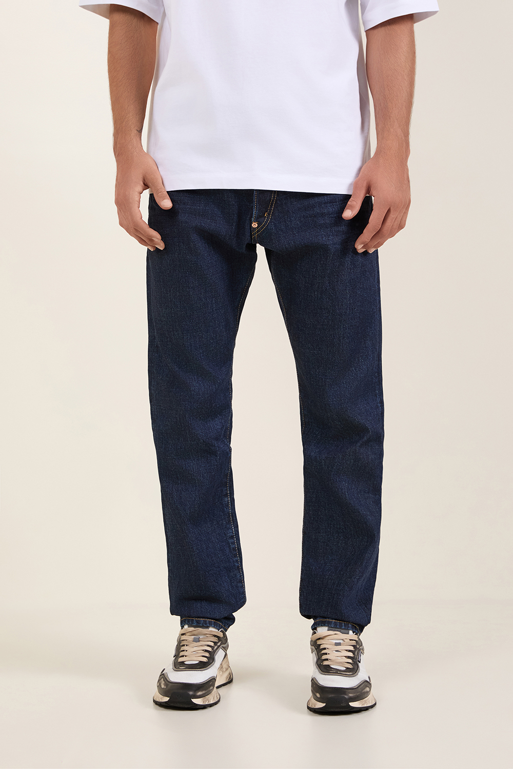 תמונת דוגמן קידמית של מכנסי ג'ינס דין