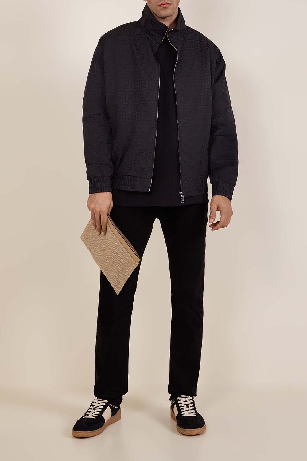 תמונת דוגמן קידמית של נעלי סניקרס