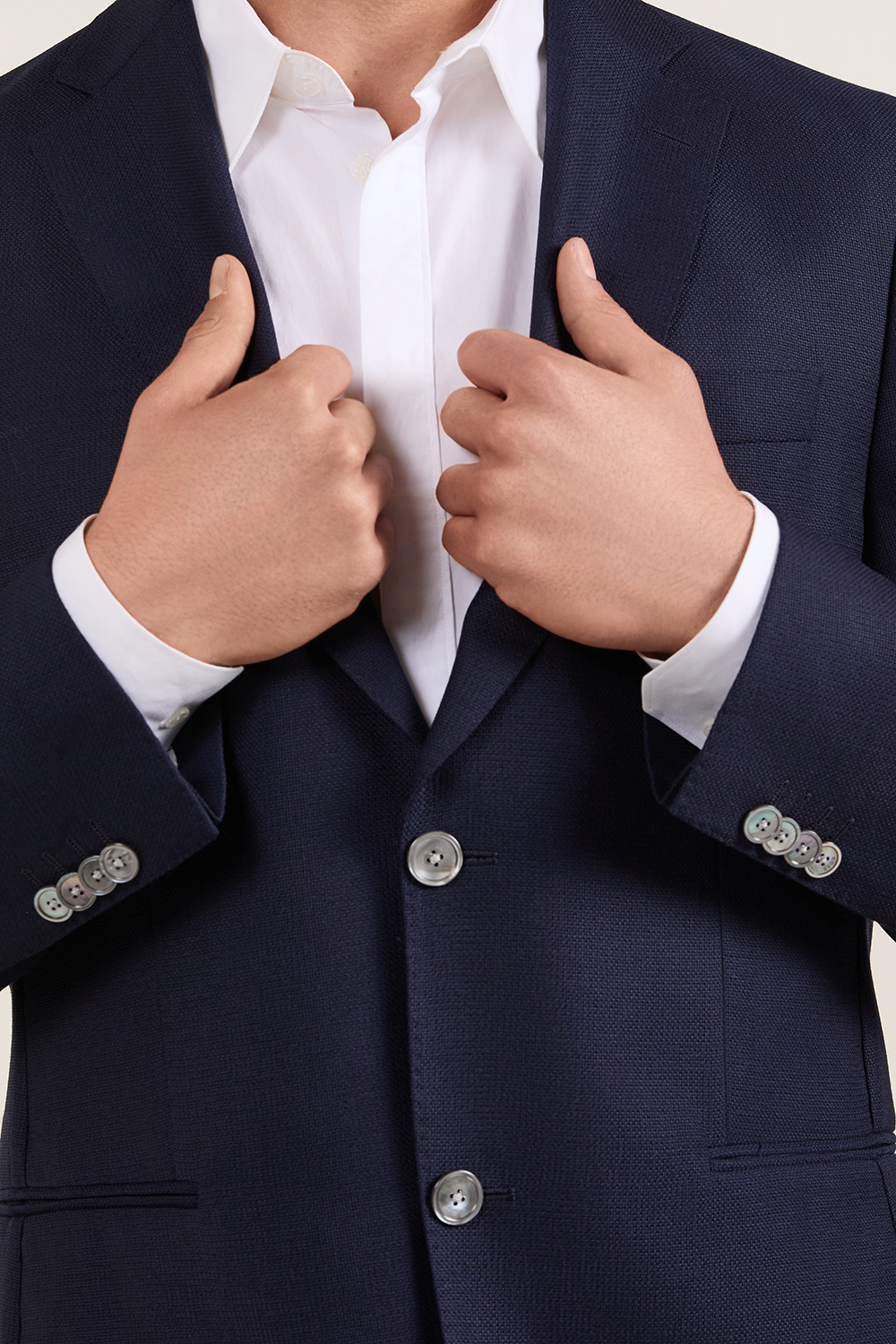 תמונת תקריב דוגמן של ז'קט מחוייט סלים פיט