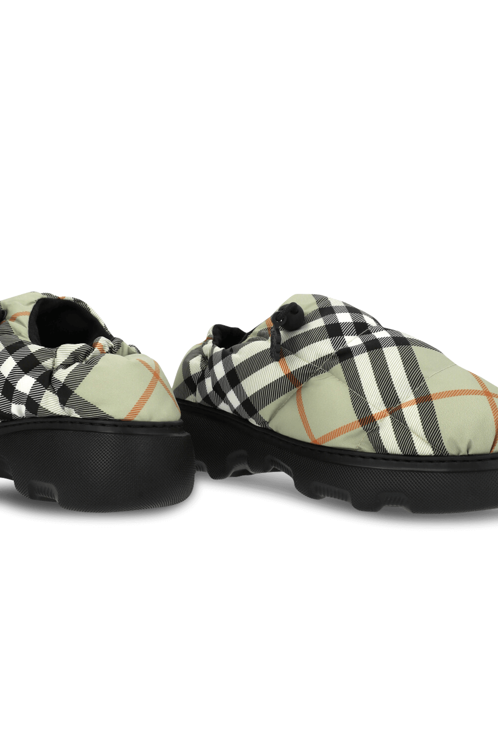 תמונת תקריב של נעלי סניקרס