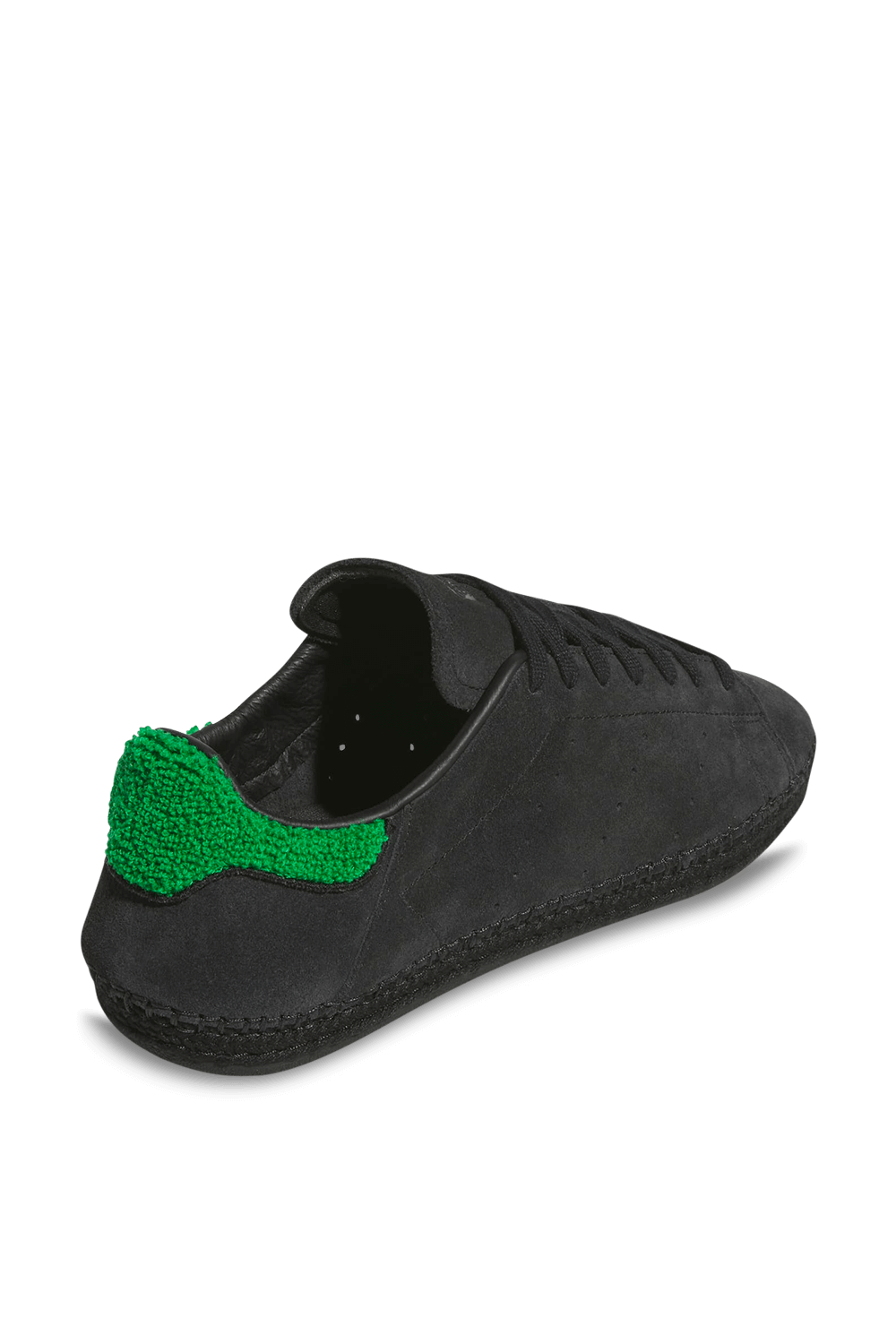 תמונת תקריב של נעלי סניקרס סטן סמית` X קלוט